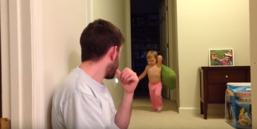 Guerra de almohadas: quiso hacerle un chiste al hijo y lo terminó derribando | Redes