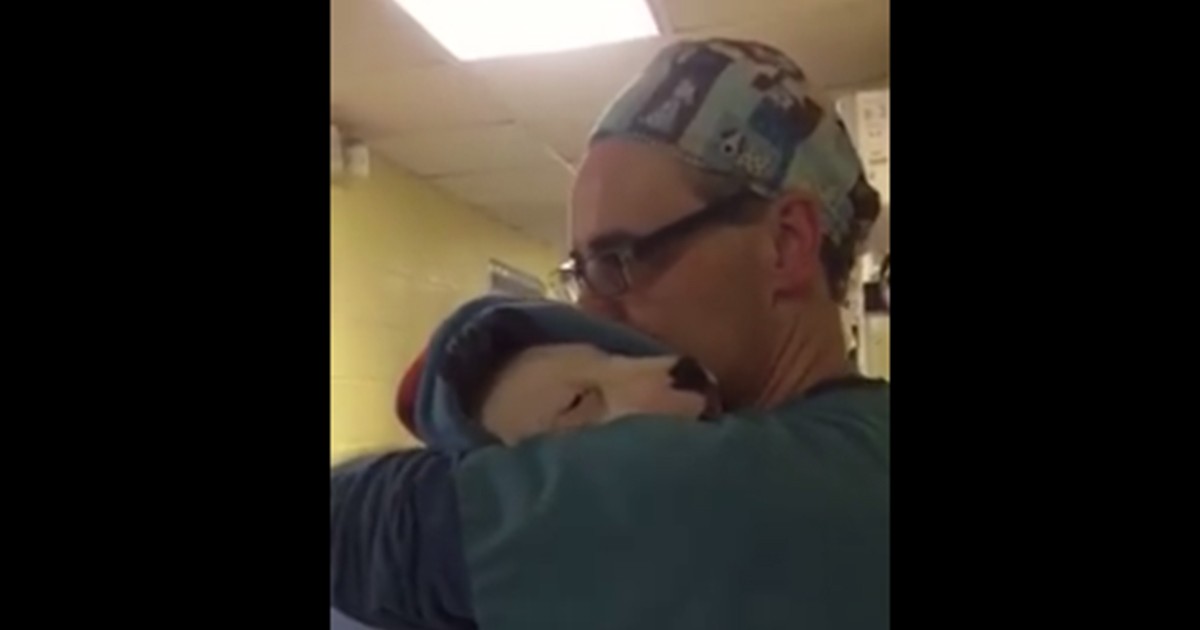 Emocionante: un veterinario y su tierna reacción después de operar un perrito | Redes