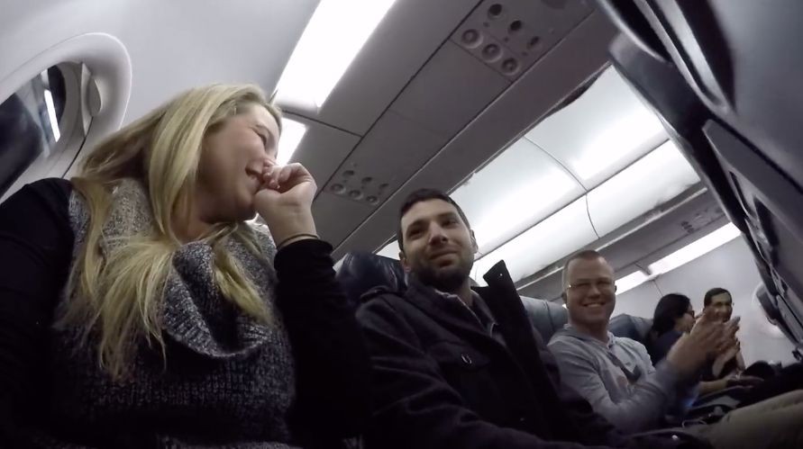 Video: Pasajera le pide a piloto que anuncie que está embarazada, en pleno vuelo | Redes