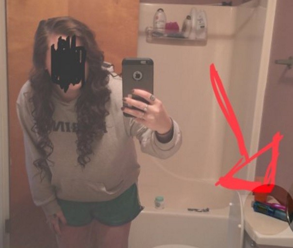 Compartió una selfie con su familia, omitió un detalle íntimo y su hermano la escrachó en las redes sociales | Redes