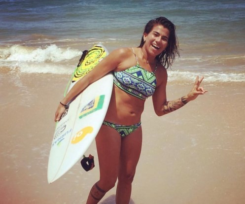 La historia de la surfista brasileña que no logra patrocinadores porque "no es atractiva" | Curiosidades