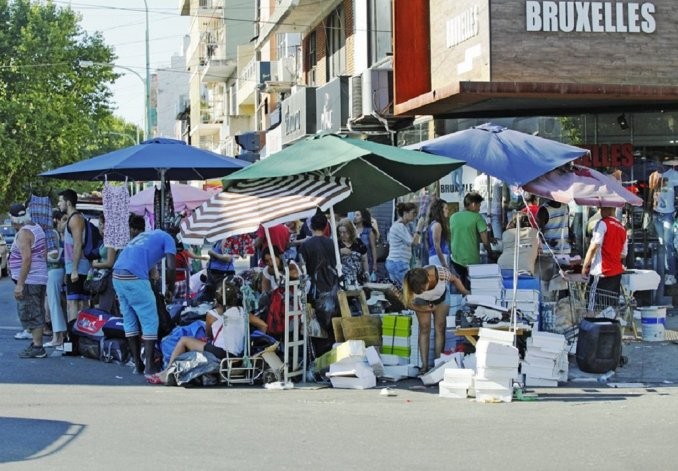 Tras la tensión, volvieron los manteros a Flores | Actualidad