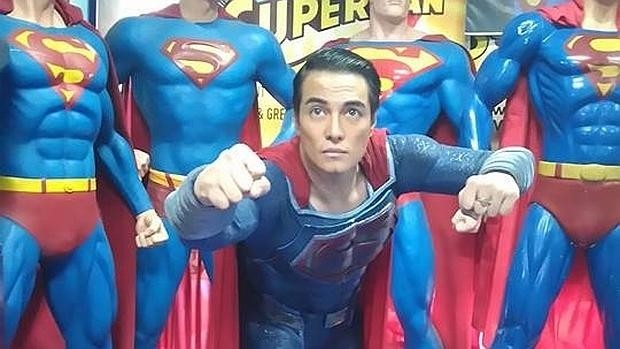 El hombre que se operó 26 veces para ser parecido a Superman | Curiosidades