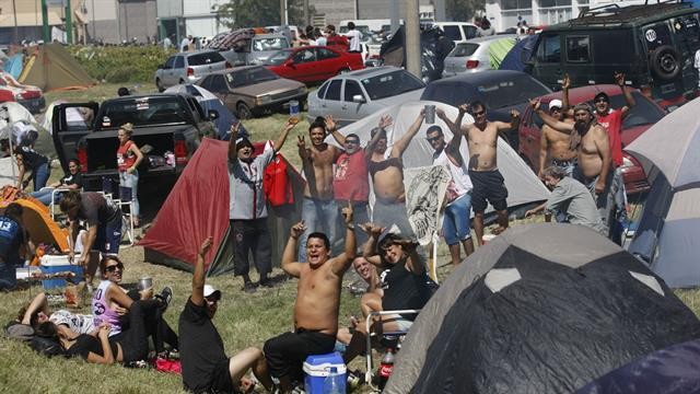 Con Fernet y música, los ricoteros coparon Tandil a la espera del show del Indio | Espectáculos