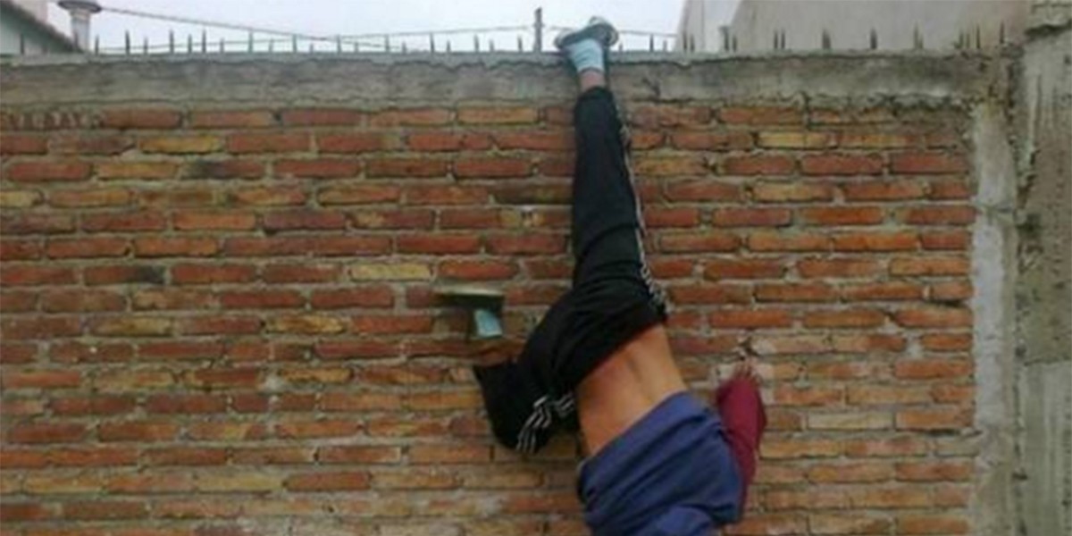 Insólito: robó, quiso escapar y quedó colgado | Actualidad