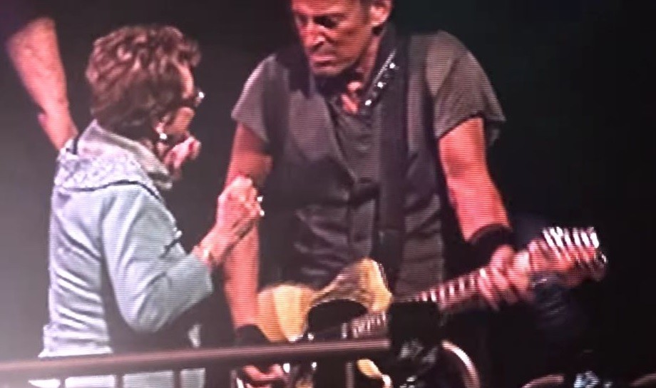 Bruce Springsteen bailó con su madre de 90 años en un concierto en el Madison Square Garden | Espectáculos