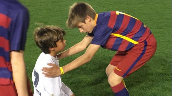 Luego de ganarles una final, los chicos del Barcelona consolaron a los del Real Madrid | Deportes