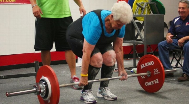 La abuela de 78 años que levanta pesas de 107 kilos y es furor en las redes | Curiosidades