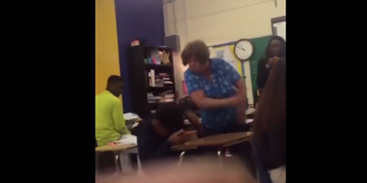 Video: una maestra fue arrestada tras golpear a un alumno y burlarse de él | Internacionales