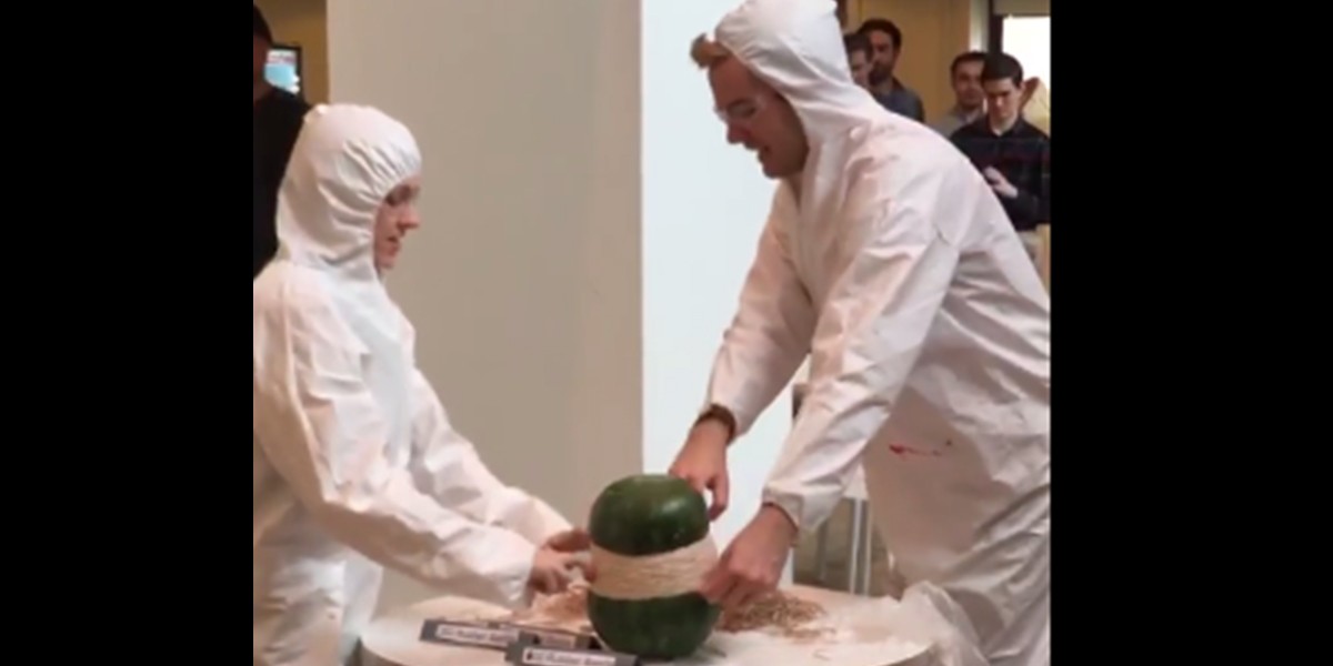 #EsViral: ¿cómo explotar una sandía con banditas elásticas? | Redes