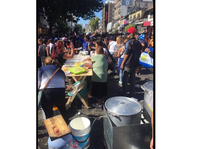 Olla popular de los manteros que volvieron a cortar la calle Avellaneda | Actualidad