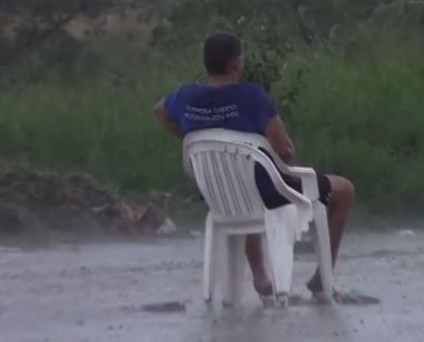 El hombre sin pies ni manos al que le prohíben vender en la calle | Actualidad