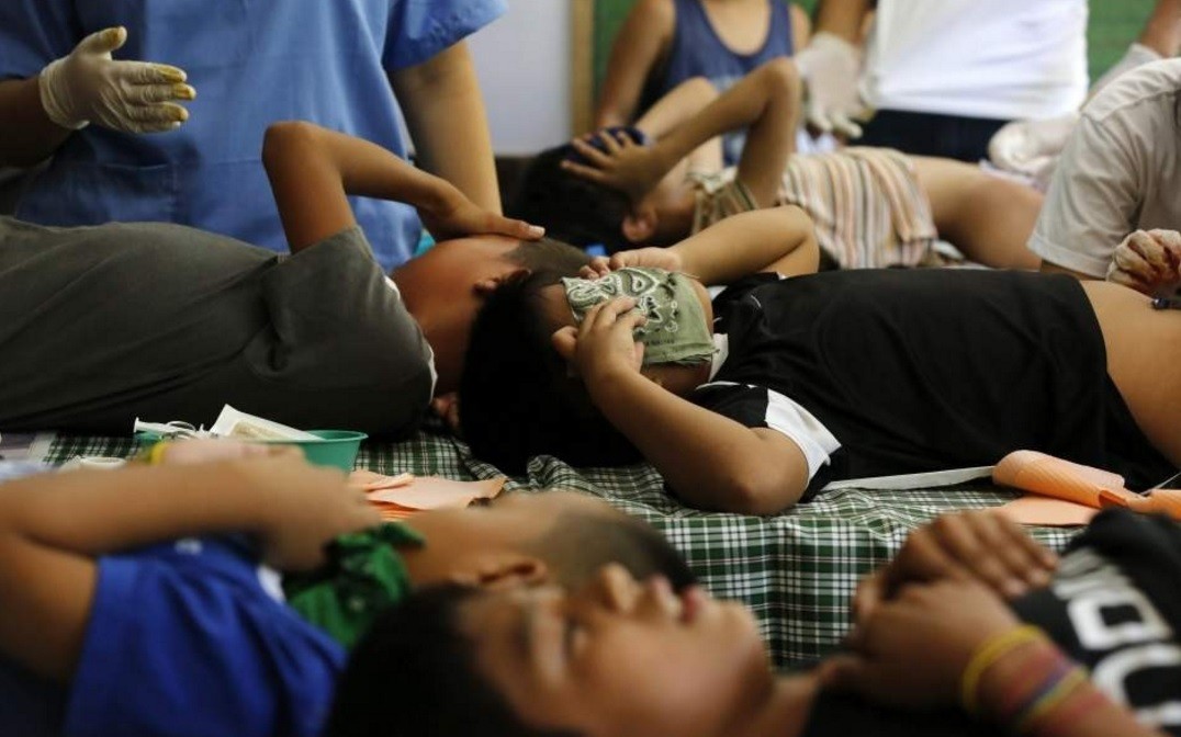 Pupitre quirúrgico: 300 niños fueron circuncidados en un colegio de Filipinas | Internacionales