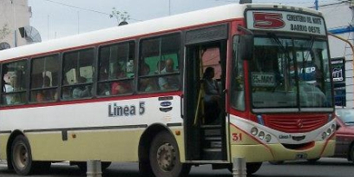 Insólito: secuestraron un colectivo para ir al cortejo fúnebre de un amigo | Actualidad