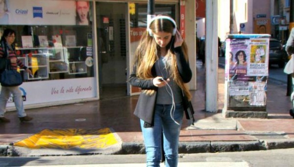 Instalan semáforos en el piso para que los adictos a celulares no sean atropellados | Curiosidades