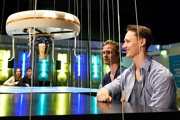 Abre el primer bar atendido por drones del mundo | Tecno