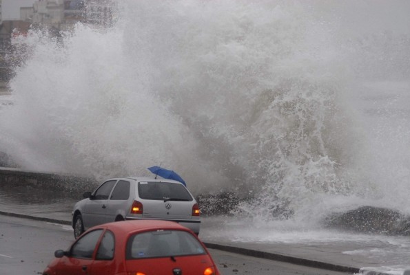 Cortan la costa marplatense por posibles olas de hasta tres metros de altura | Actualidad