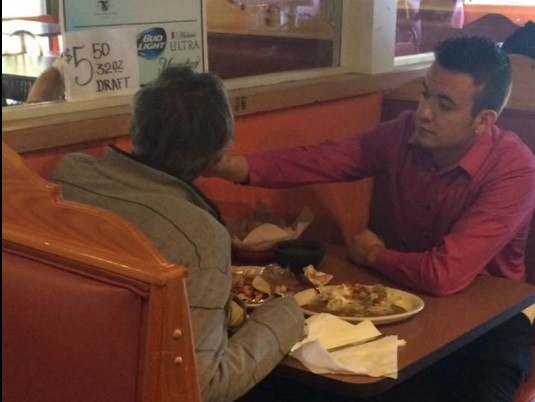 #EsViral El mozo que ayuda a comer a un hombre sin manos | Redes