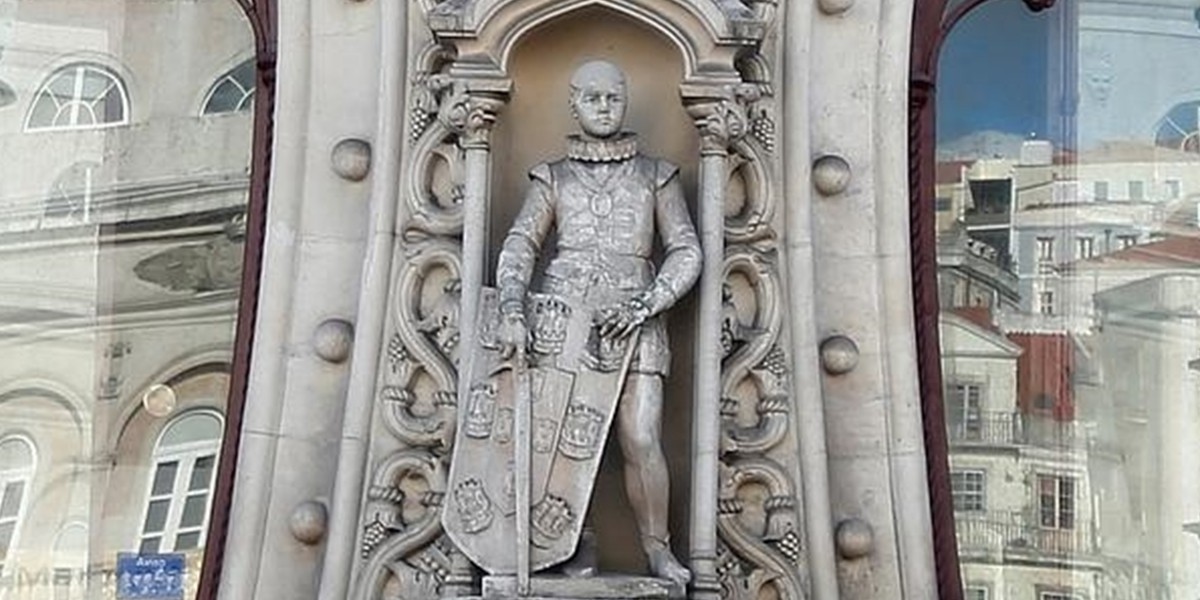 Se quiso sacar una selfie y destruyó una valiosa estatua portuguesa | Curiosidades