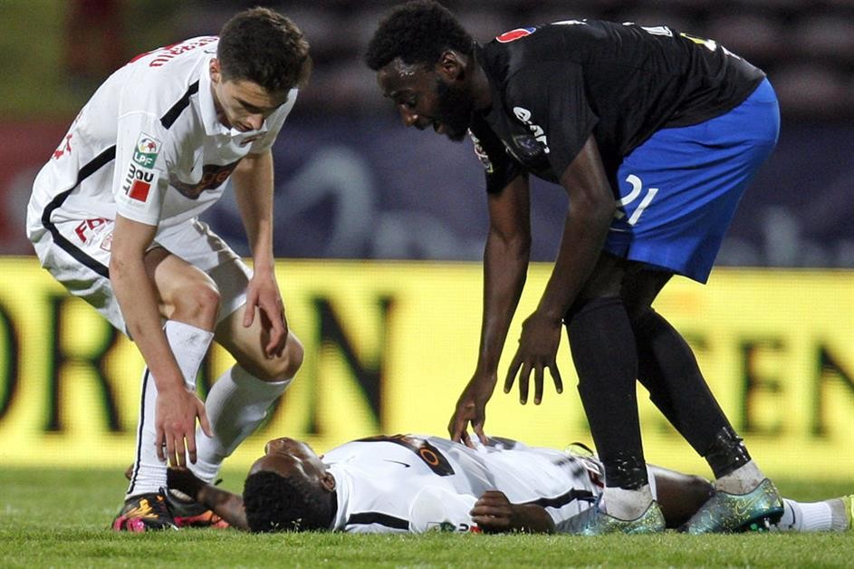Rumania: muriò un jugador de fútbol camerunés en pleno partido | Deportes
