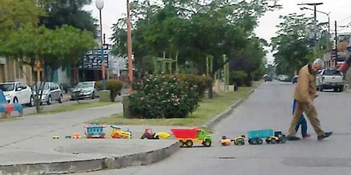 ¡Vamos de paseo!: la tierna foto de un abuelo junto a su nieto y sus juguetes | Redes