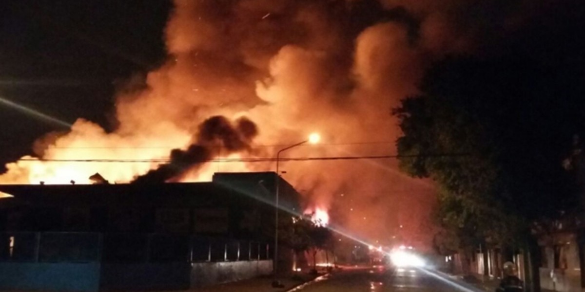 Impactante incendio en un depósito de Mar del Plata | Actualidad