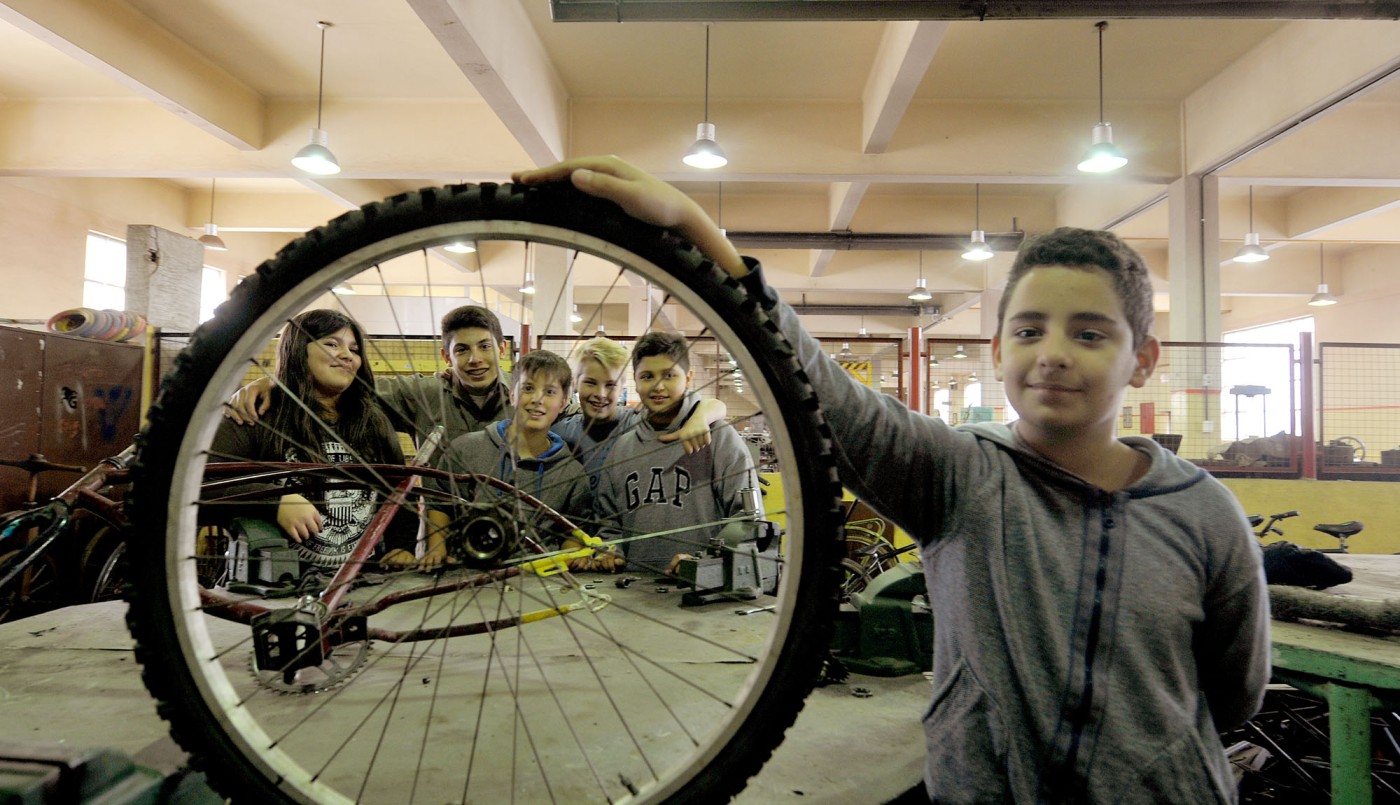 Alumnos de escuelas técnicas reparan las sillas de ruedas apiladas en los depósitos del PAMI | Actualidad