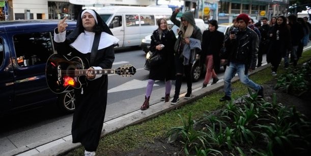 Cristian Aldana está acusado de abuso y apareció disfrazado de monja en una marcha en su contra | Actualidad