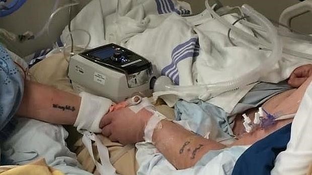 Foto: la triste despedida de un hombre a su esposa antes de morir | Internacionales