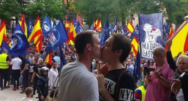 La pareja gay que enfrentó con un beso una marcha neonazi | Internacionales