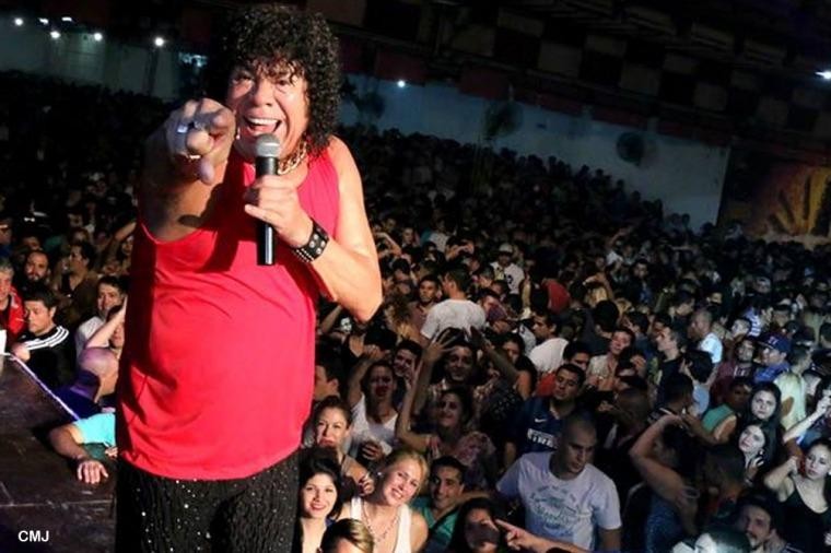 "La Mona" Jiménez a sus fans: "Si ustedes me lo piden me bajo del escenario" | Espectáculos
