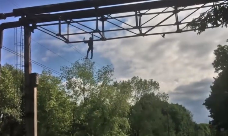 #VideoViral: Se tomó una "selfie" colgando en el aire y casi pierde la vida | Redes