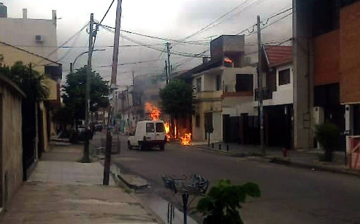 Tres niños murieron y su madre resultó herida por incendio en su casa al cae una frazada sobre una estufa | Actualidad