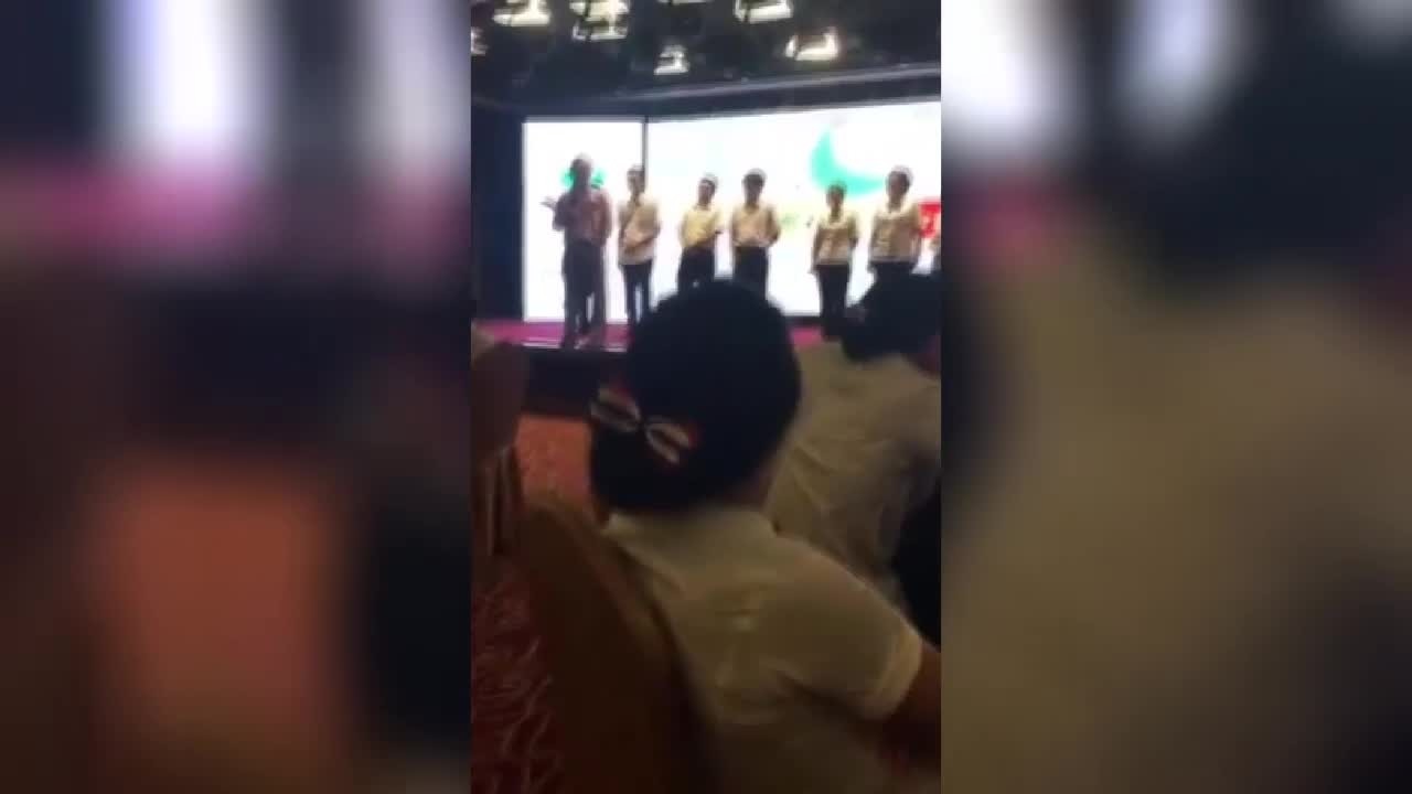 Azotan con una vara a empleados de un banco chino por mal desempeño | Curiosidades