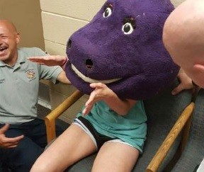 Una chica quedó atrapada en un disfraz y tuvo que llamar a los bomberos | Curiosidades