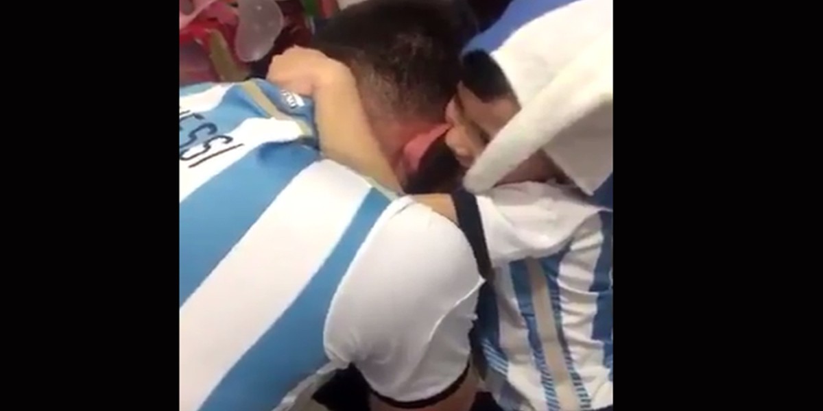#NoTeVayasLio: el nene que consuela a su papá tras la renuncia de Messi | Deportes