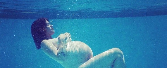 Alanis Morissette mostró su embarazo con una foto totalmente desnuda | Espectáculos