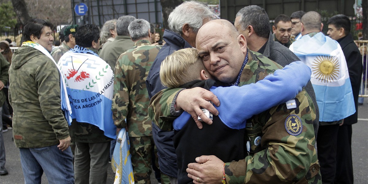 Ex combatientes de Malvinas cierran el desfile por el Bicentenario entre aplausos y emoción | Política