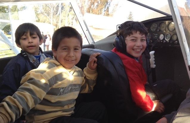 En homenaje a un piloto, cientos de chicos tuvieron su vuelo de bautismo | Actualidad