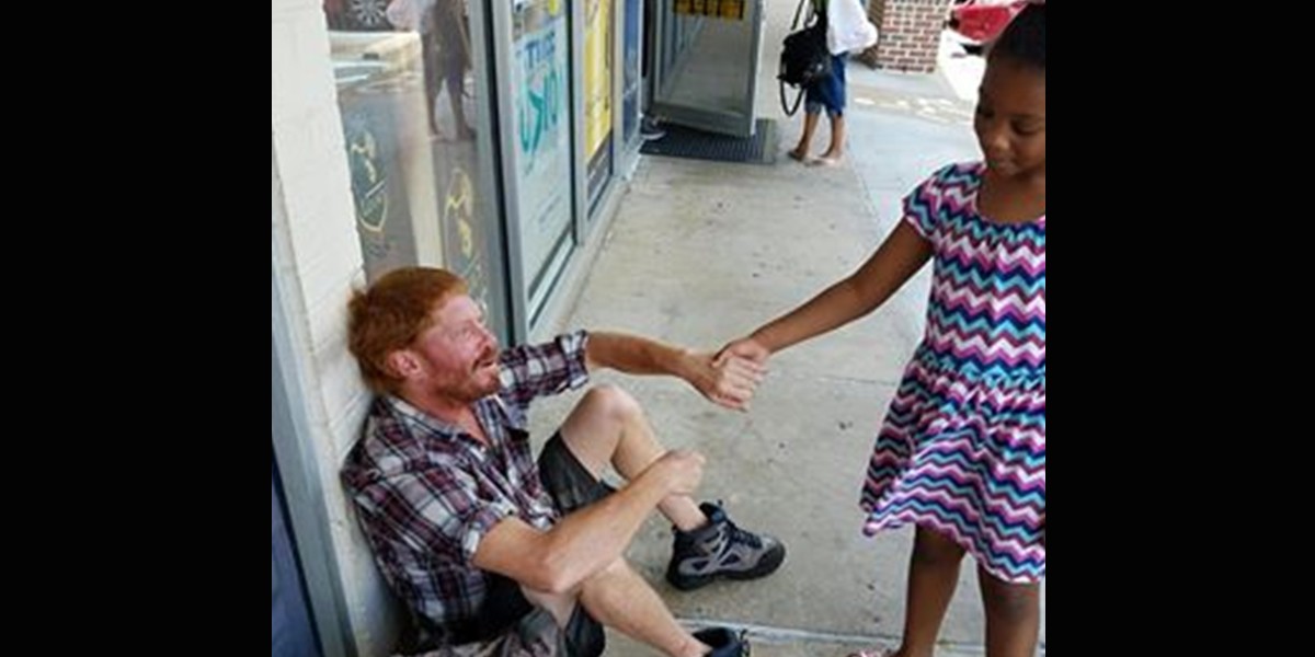 El conmovedor gesto de una nena de seis años con un hombre sin techo | Redes