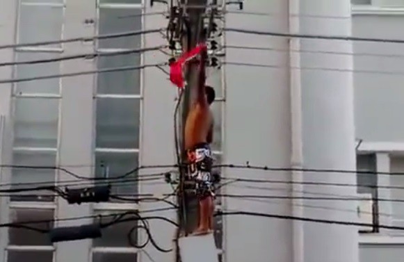 Brasil: se subió a un poste de luz para saludar a Dilma Rousseff y murió electrocutado | Internacionales