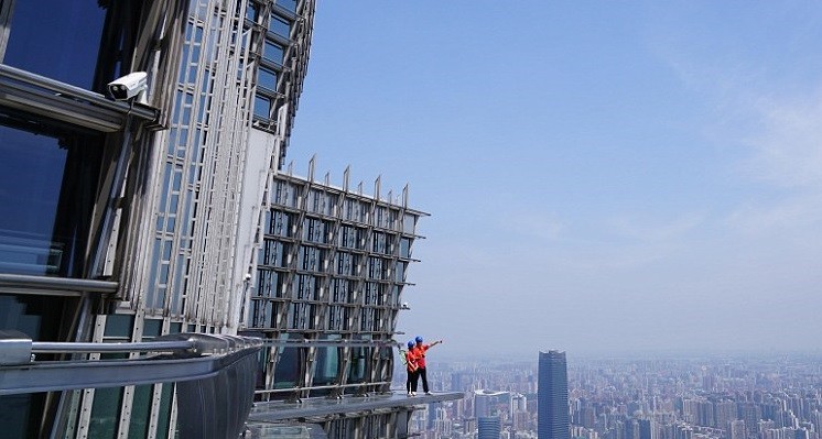 Video y fotos: caminar a 340 metros de altura alrededor de un rascacielos chino | Internacionales