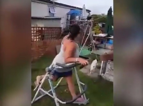 #EsViral Una madre intenta domar una "caminadora" y estalla Facebook | Redes