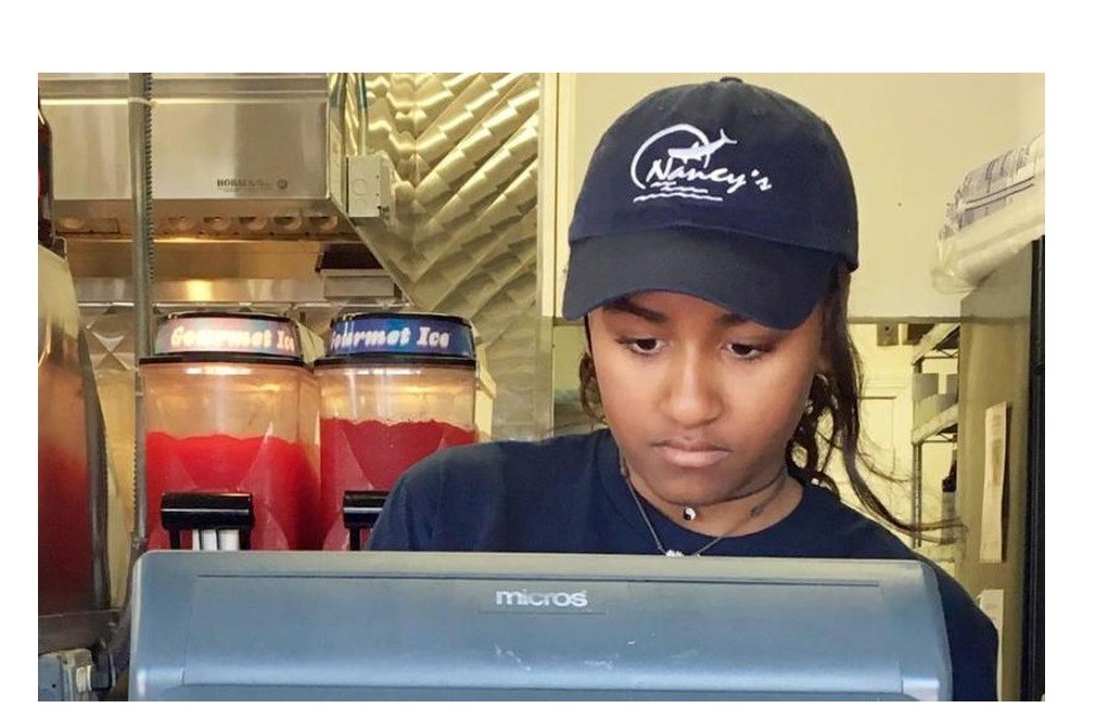 La hija menor de Barack Obama consiguió trabajo como cajera en un restaurante | Internacionales