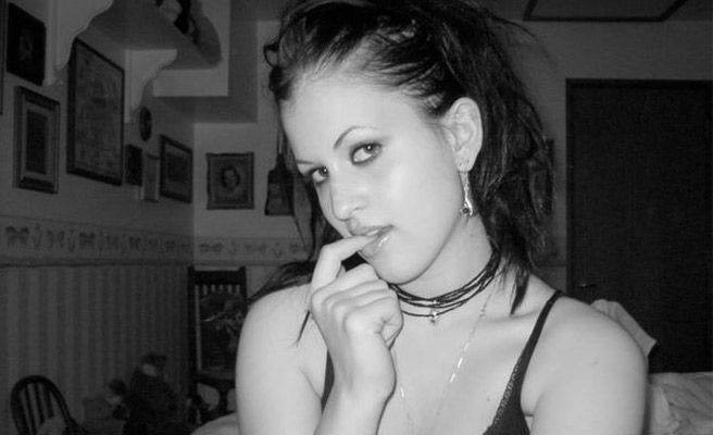 Enigma viral: a la selfie de esta chica le sobra algo | Espectáculos