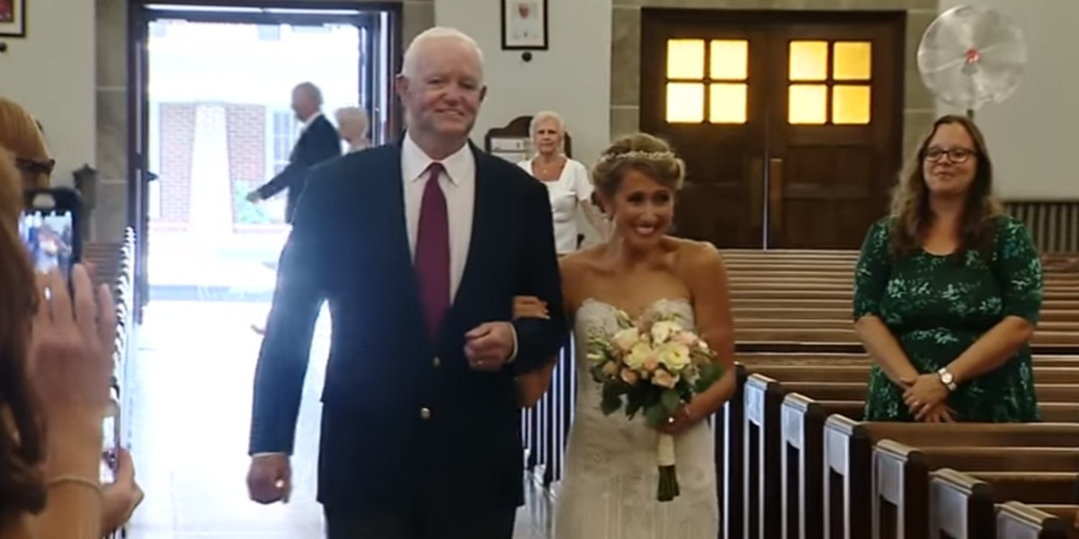 Entró a su boda de la mano del hombre que recibió el corazón de su padre | Internacionales