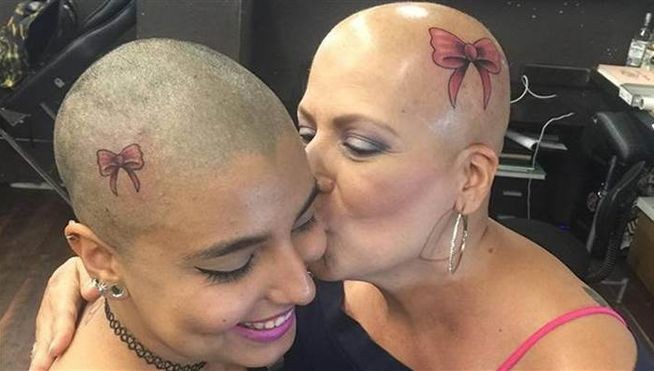 Después de un cáncer, madre e hija se hacen un tatuaje que esperan no volver a ver | Curiosidades