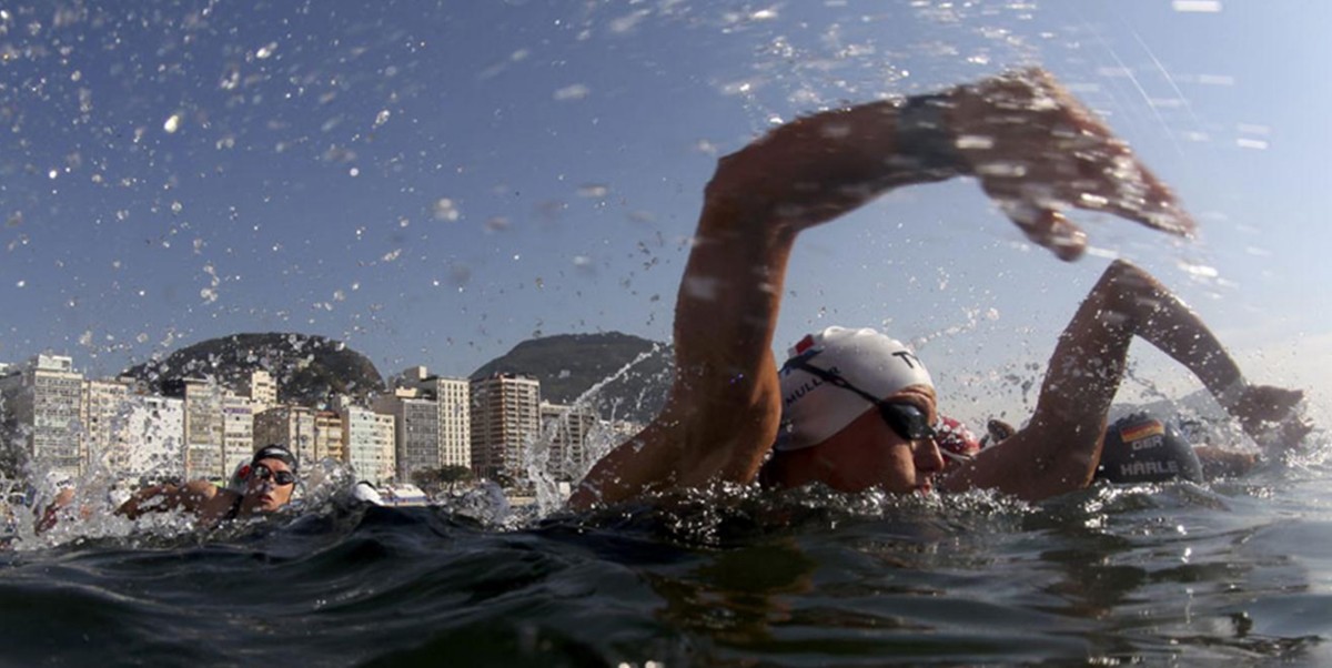 Descalifican a una nadadora francesa por hundir a una rival en la llegada | Deportes