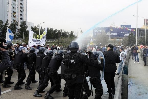 Desalojaron a jubilados del Puente Pueyrredón: organizadores de la marcha denunciaron "represión" | Política