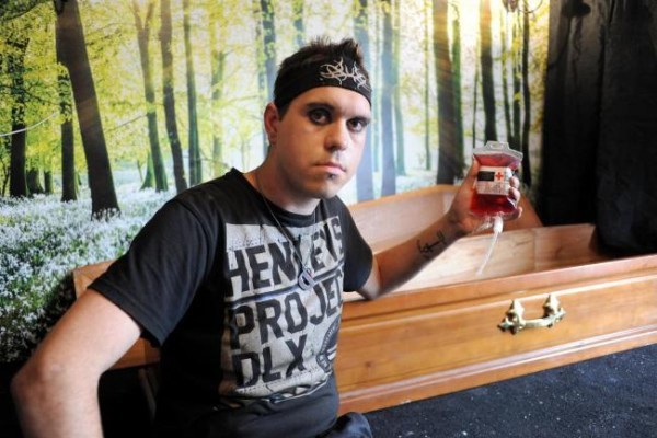 El extraño caso del joven que cree que es un vampiro | Curiosidades